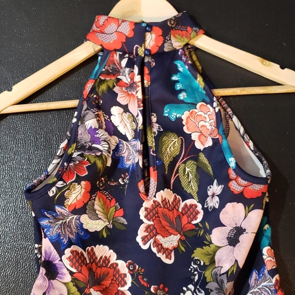 Cute floral dress w/shorts - Picture 3 of 4